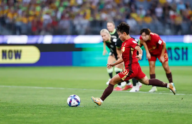 中国女足球员张琳艳在主罚点球瞬间。新华社记者 马平摄