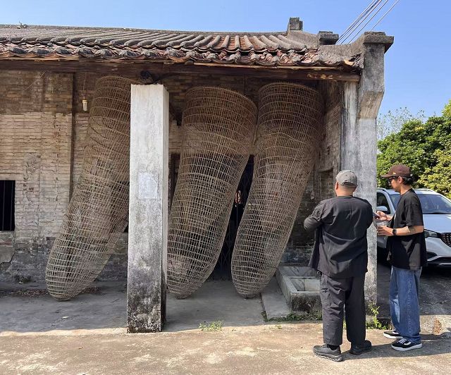 艺术家穆利亚纳在平沙岛拜访了编鱼笼的老匠人